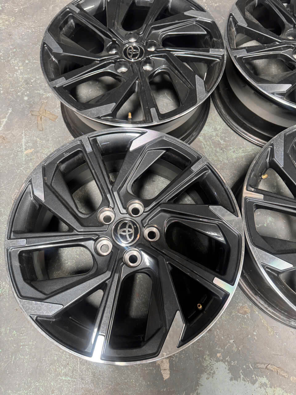 MÂM TOYOTA ZIN 18 INCH 7.5J ET50 – VỪA CHÂN VINFAST LIMO GREEN