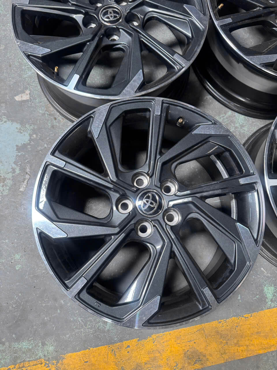 Mâm Toyota Zin 18 Inch 7.5J ET50 – Lựa Chọn Đẹp Cho VinFast Limo Green