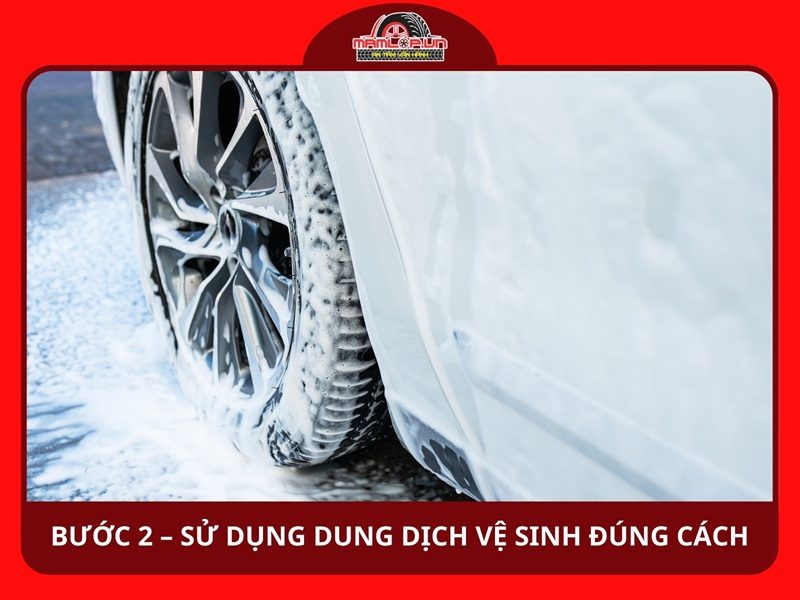 Bước 2 – Sử dụng dung dịch vệ sinh đúng cách