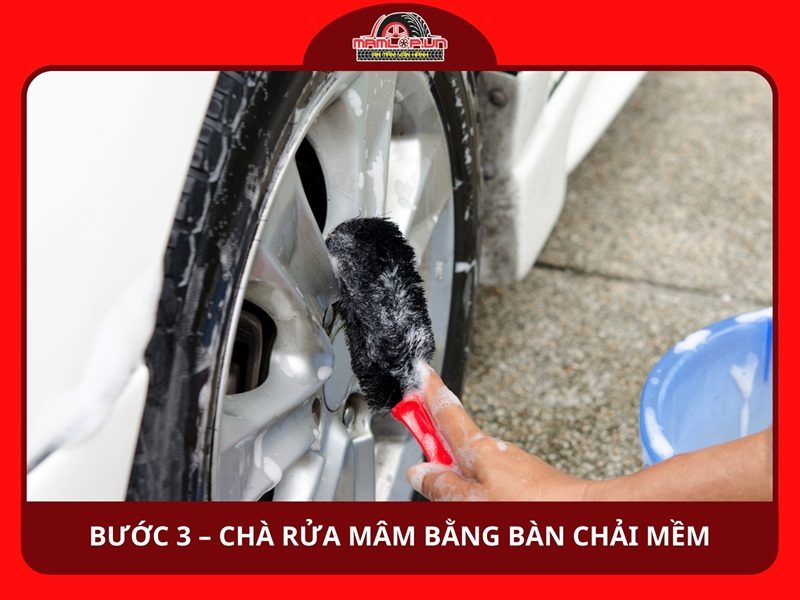Bước 3 – Chà rửa mâm bằng bàn chải mềm