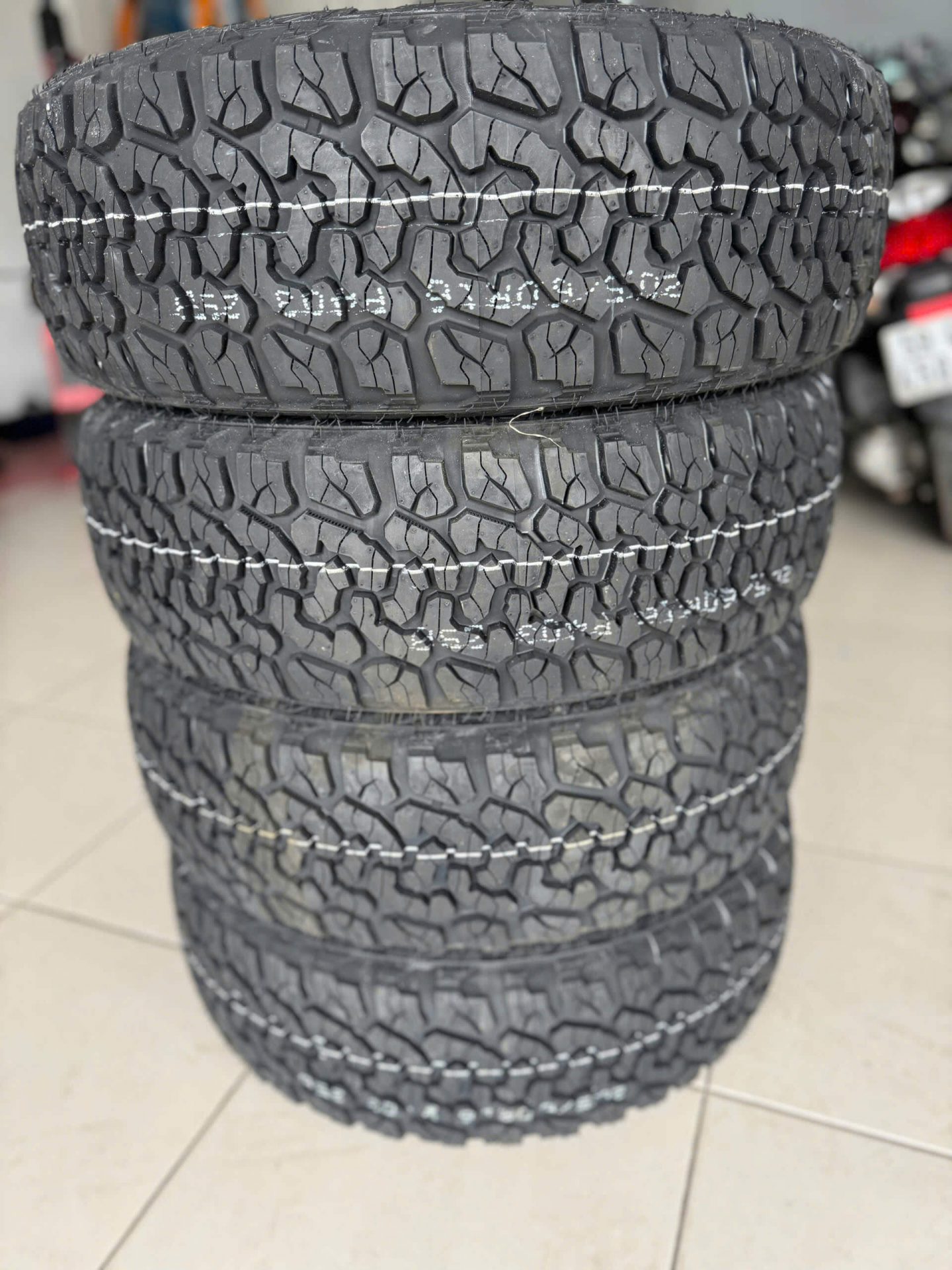 Lốp Everland 205_60R16 gai cục cho VF3