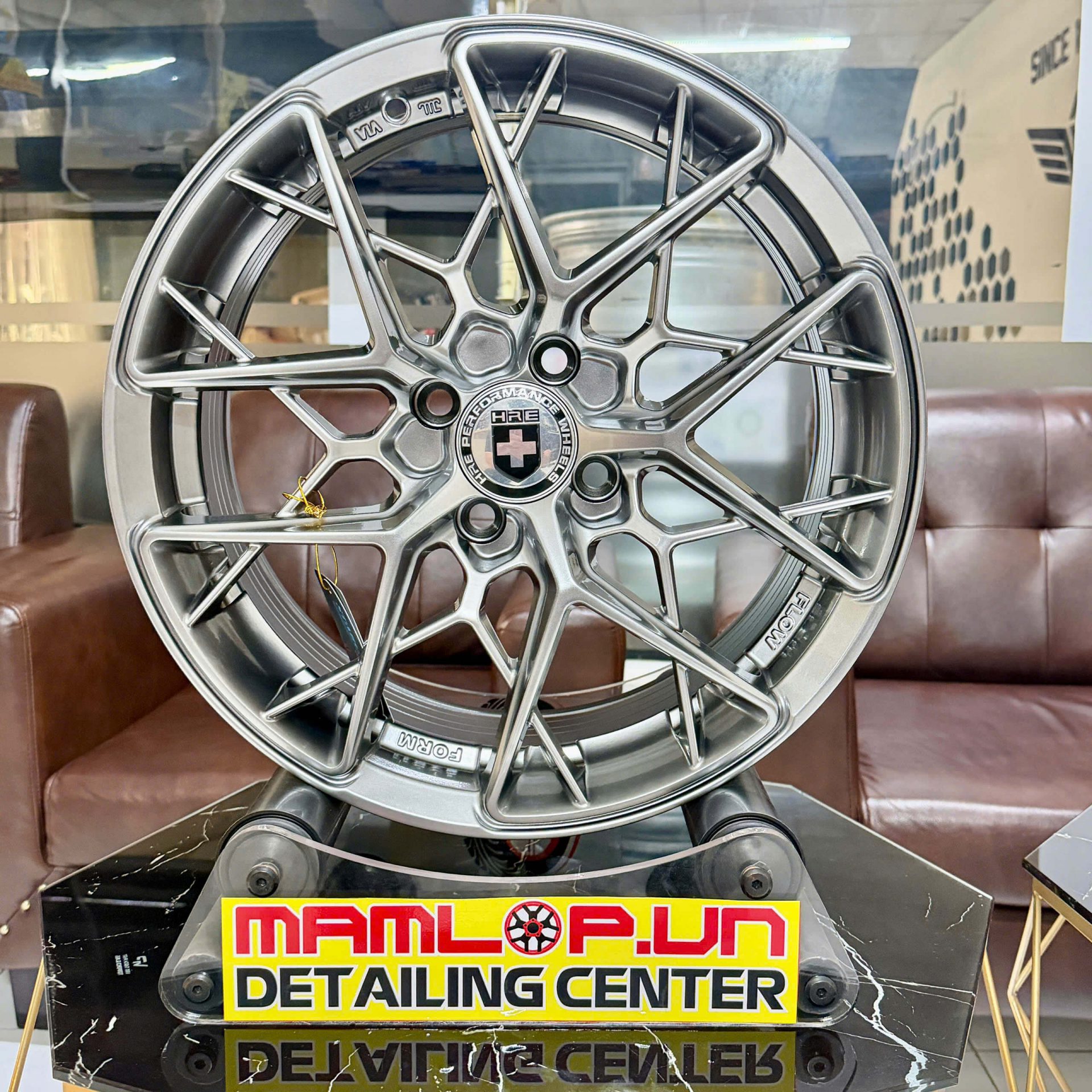 Mâm HRE Bạc 16 Inch 7J ET38 là lựa chọn lý tưởng dành cho những chủ xe muốn nâng cấp ngoại hình theo phong cách thể thao và hiện đại. Với thông số PCD 4×100, CB 73.1 cùng chất liệu hợp kim nhôm cao cấp, sản phẩm phù hợp với nhiều dòng xe phổ biến trên thị trường.