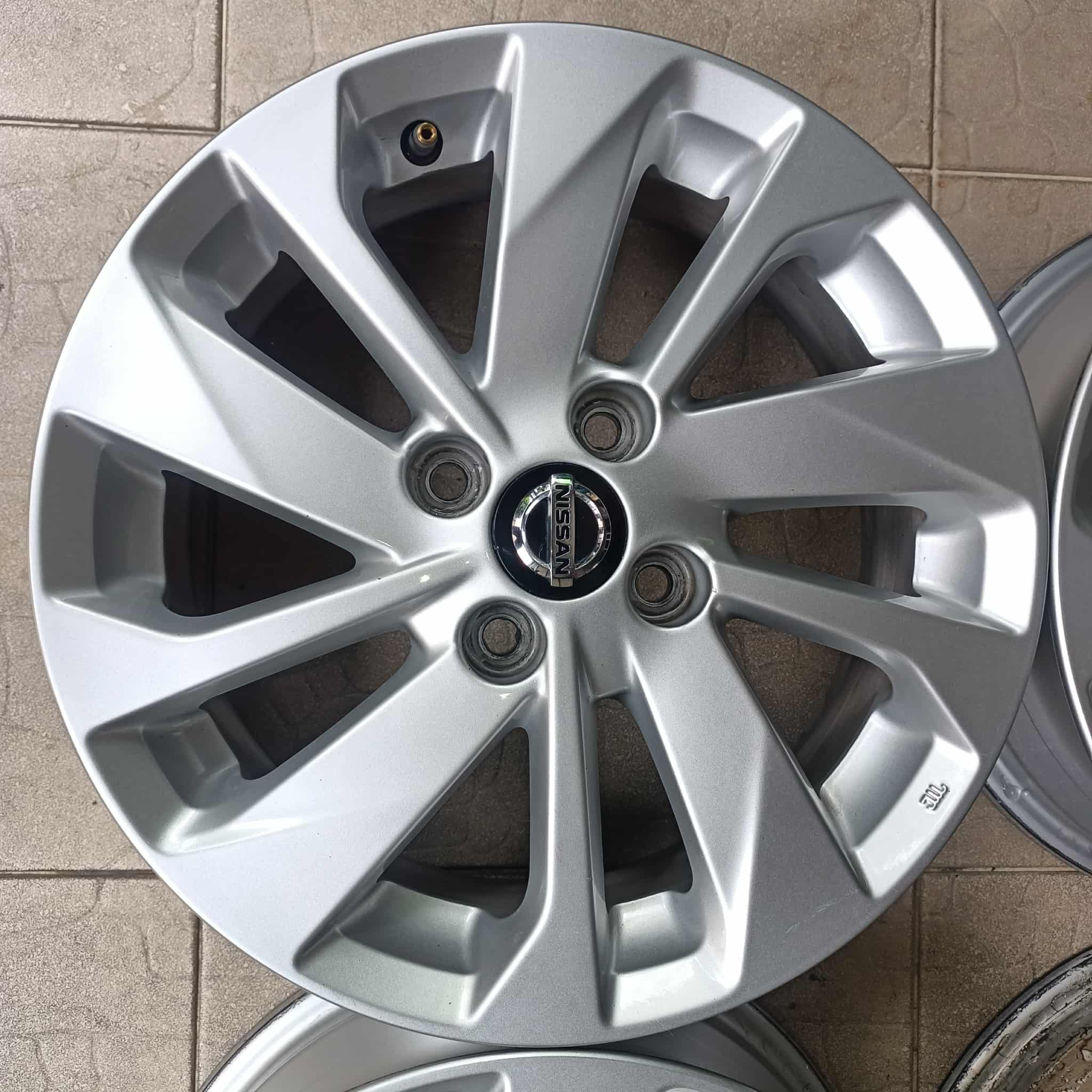 mâm Nissan Almera zin thao xe 15 inch