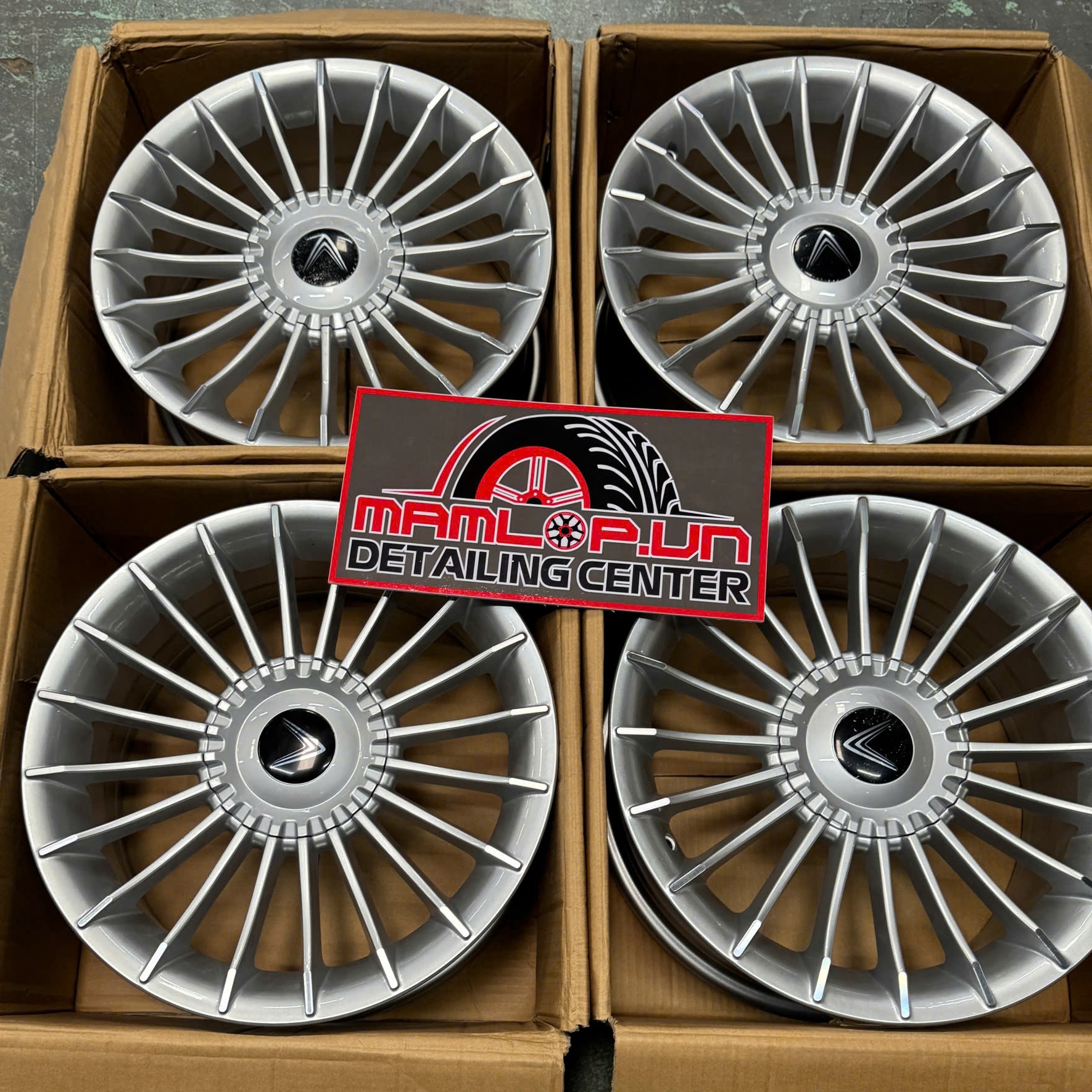 mâm đa chấu vf3 16 inch màu trắng