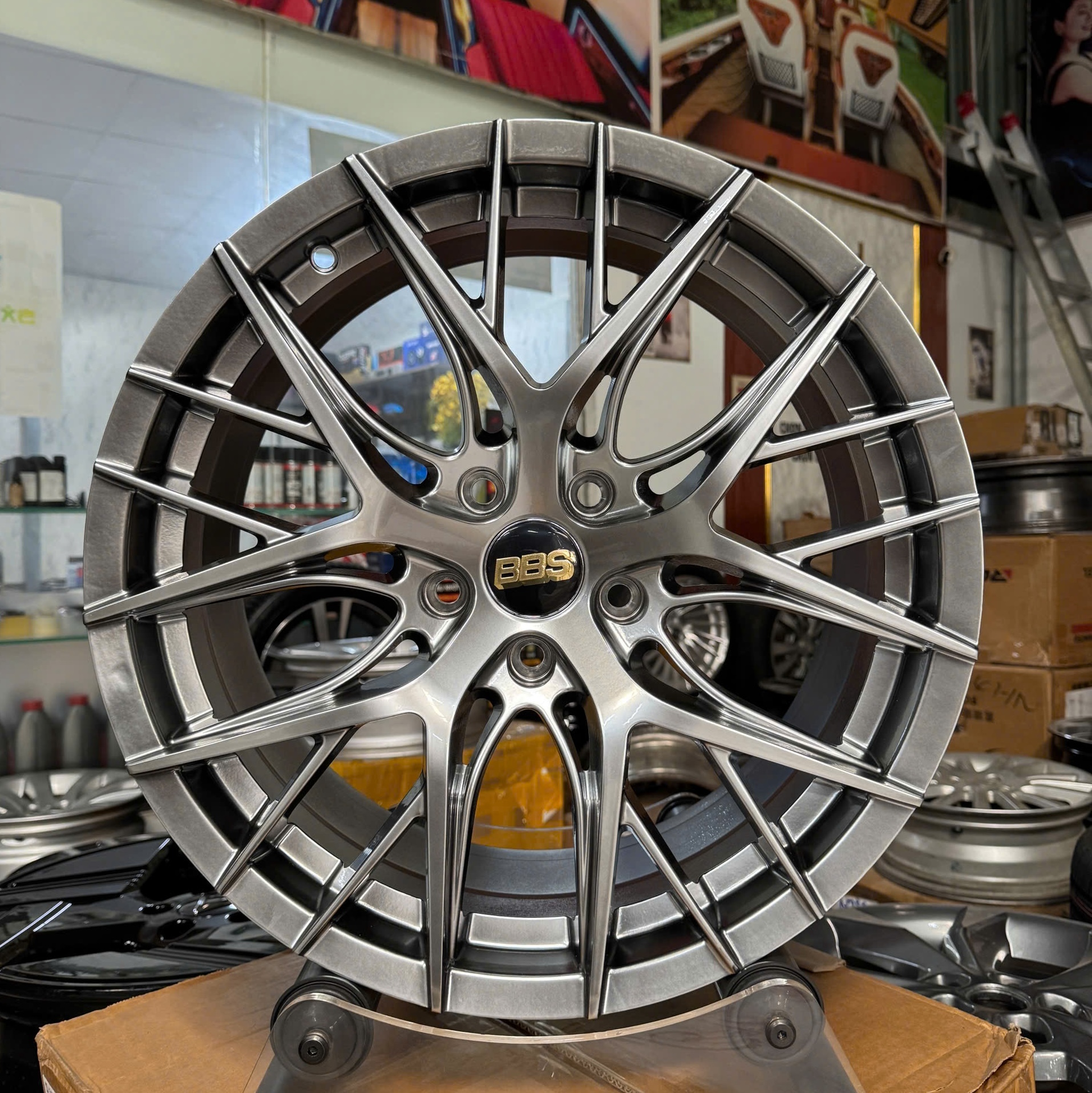 mâm xe màu bạc 18 inch