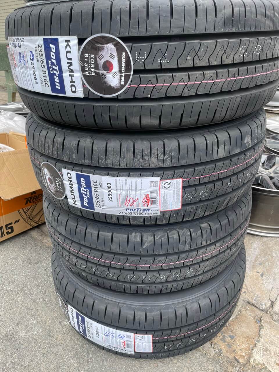 Lốp Kumho 235/65R16 Solata, Hiace