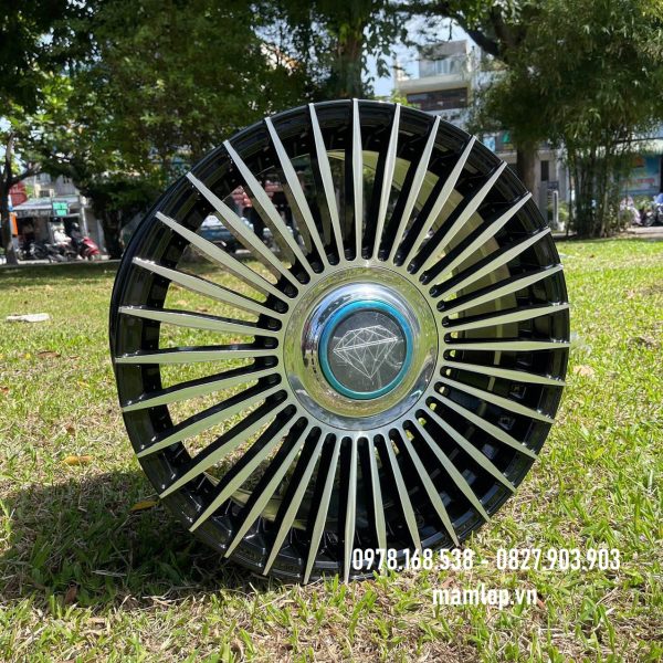 Mâm đa chấu 18 inch logo xoay Kim cương cho HRV
